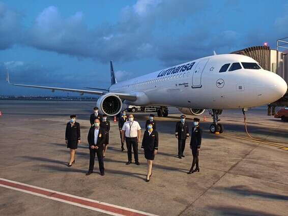 צוות האוויר של לופטהנזה ליד מטוס החברה // צילום: דניאל פרל, לופטהנזה